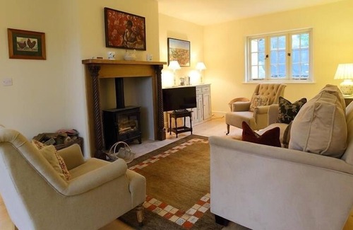 Tetbury Cottage | THE HENHOUSE, pet friendly, character holiday cottage in Tetbury
