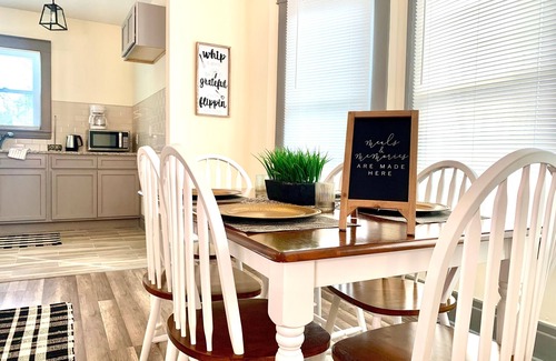 Niagara Falls Villa | The Hennepin House-Private Yard &Parking