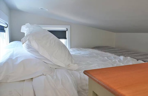 Alphabet Historic District Hotel | The Henry - Cozy Tiny House - AC, Free Parking, Walk Score 96!