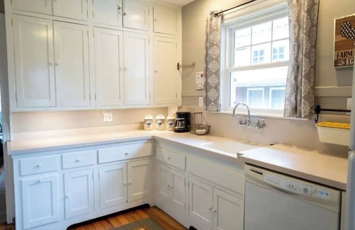 Meridian-Kessler House | The Hens Haven, 2 bd Broadripple Bungalow