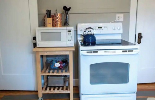 Meridian-Kessler House | The Hens Haven, 2 bd Broadripple Bungalow