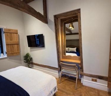 Charlwood Apartment | The Heritage Hideaway