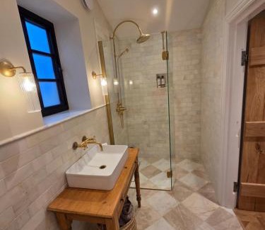 Charlwood Apartment | The Heritage Hideaway