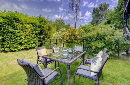 Shefford Villa | The Heronslee | House w. Office, Garden & Parking | eco-Short Term Let by SILVA