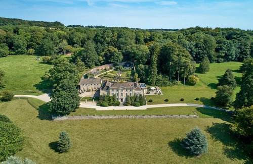 Cheltenham House | The Hewletts is an impeccably restored and exquisitely-presented Georgian manor home