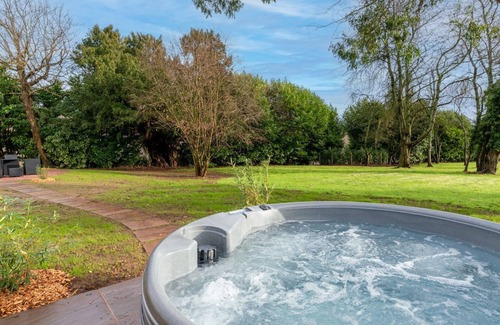 Lydney Cottage | The Hickory - a joint property with 2 hot tubs, Forest of Dean