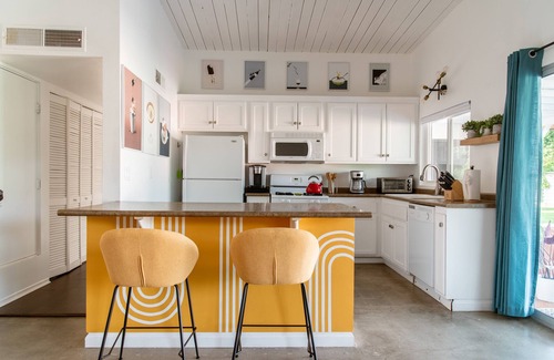 Sunmor House | The Hidden Alexander | Mid-Century, Pool, Arcade, Palm Trees, 10 Min to Downtown