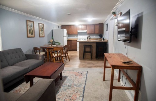 Manhattan House | The Hidden Cottage - Bsmt Apt
