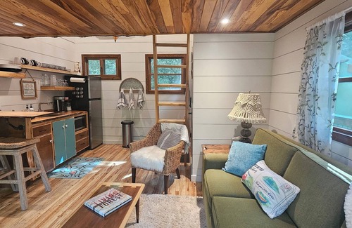 Elizabethton Cabin | The Hidden Hemlock Treehouse: Sleep cozy among the trees with a waterfall view
