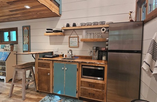 Elizabethton Cabin | The Hidden Hemlock Treehouse: Sleep cozy among the trees with a waterfall view