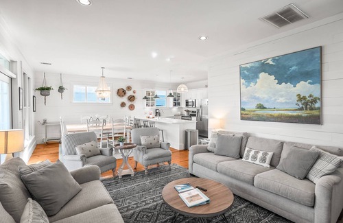 Bonito Boathouses House | The Hidden Palm: Luxurious 5-Bed Home, Screened Porches, Game Room & Marsh Views!