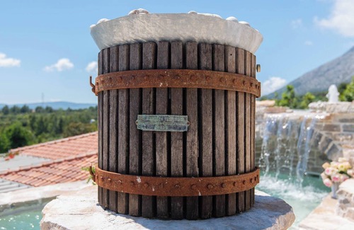 Stankovici Villa | The Hidden Treasure Village, 7-Bedroom Luxury Holiday Resort with children playground, private Pool and Private Parking, SEA VIEW