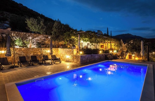 Stankovici Villa | The Hidden Treasure Village, 7-Bedroom Luxury Holiday Resort with children playground, private Pool and Private Parking, SEA VIEW