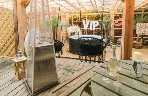 Barlby Cottage | THE HIDE AWAY, pet friendly, luxury holiday cottage in Barlby