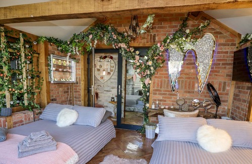 Barlby Cottage | THE HIDE AWAY, pet friendly, luxury holiday cottage in Barlby