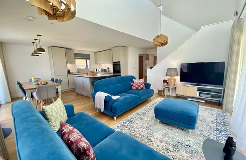 Holworth Cottage | The Hide sleeps 8 guests in 4 bedrooms