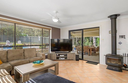 Lakewood House | The Hideaway - 4 bedroom airconditioned holiday house with pool