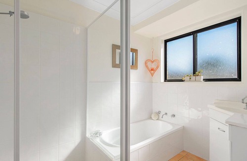 Lakewood House | The Hideaway - 4 bedroom airconditioned holiday house with pool