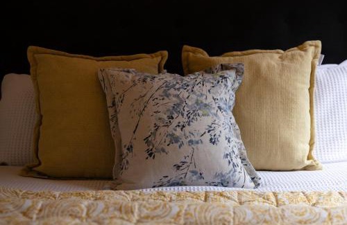 South Cerney Ski Chalet | The Hideaway - A cosy retreat by the lakes