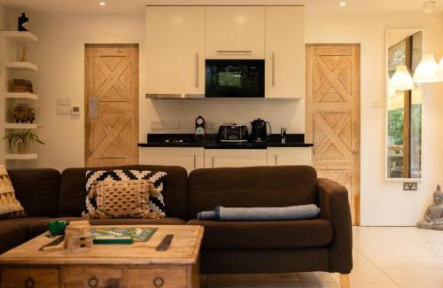 South Cerney Ski Chalet | The Hideaway - A cosy retreat by the lakes