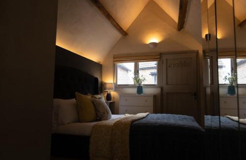 South Cerney Ski Chalet | The Hideaway - A cosy retreat by the lakes