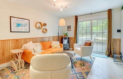 Montello Cabin | The Hideaway - a cozy cabin + Puckaway Lake access. Kayaks & family friendly!