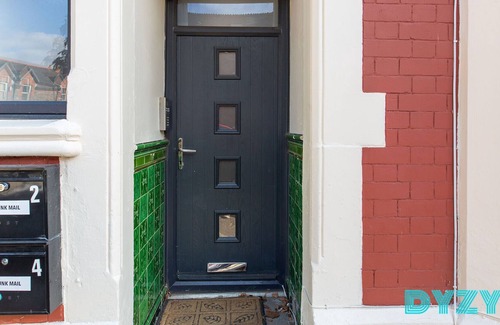 Penylan Apartment | The Hideaway Apt 3 - Roath Park - Cozy Stay - DYZYN Living