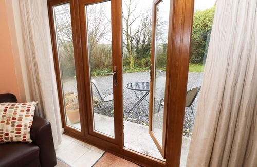 Tavernspite Cottage | THE HIDEAWAY AT THE BARN, romantic, with a garden in Amroth