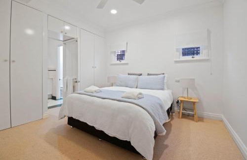 Wagga Wagga House | The Hideaway - Charming Cottage, Entertaining Area