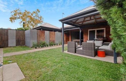 Wagga Wagga House | The Hideaway - Charming Cottage, Entertaining Area