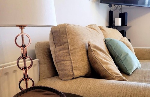 Montpellier Apartment | The Hideaway - Cheltenham, Parking, Walk to Town
