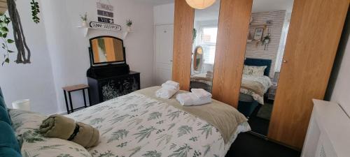 Southport Apartment | The Hideaway Cottage Feel Patio Central Parking