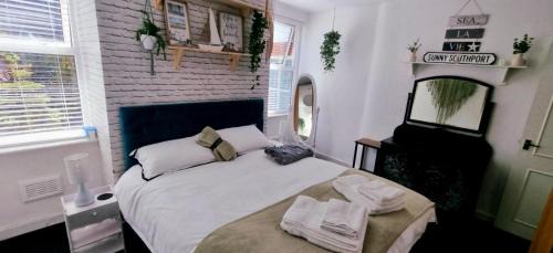 Southport Apartment | The Hideaway Cottage Feel Patio Central Parking