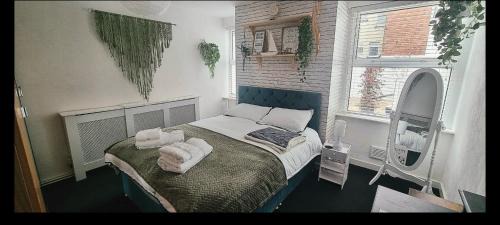 Southport Apartment | The Hideaway Cottage Feel Patio Central Parking