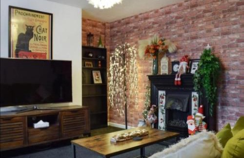 Southport Apartment | The Hideaway Cottage Feel Patio Central Parking