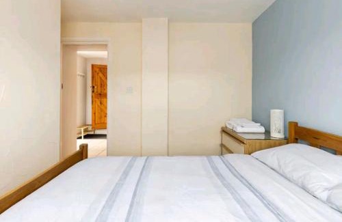 Roundham Apartment | The Hideaway, Family apartment close to the beach.