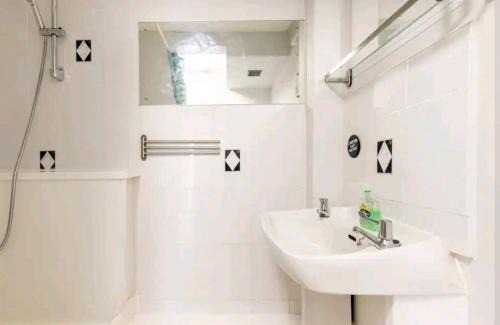 Roundham Apartment | The Hideaway, Family apartment close to the beach.