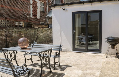 Southsea Cottage | THE HIDEAWAY, family friendly, character holiday cottage in Southsea