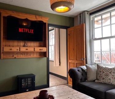 City Centre Apartment | The Hideaway - Stratford Upon Avon - Central - Free Offstreet Parking