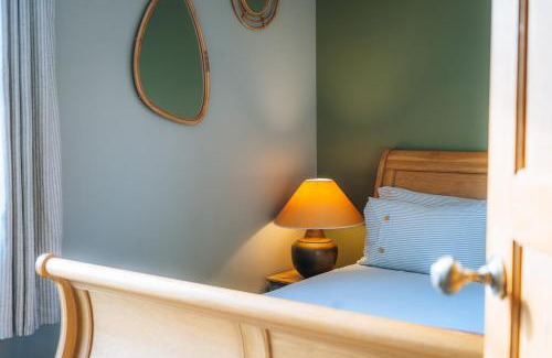 City Centre Apartment | The Hideaway - Stratford Upon Avon - Central - Free Offstreet Parking
