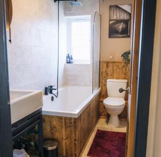 City Centre Apartment | The Hideaway - Stratford Upon Avon - Central - Free Offstreet Parking