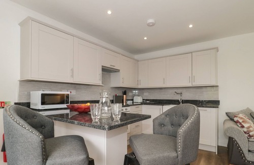 Lympsham Cottage | THE HIDEAWAY, pet friendly, with hot tub in Brean