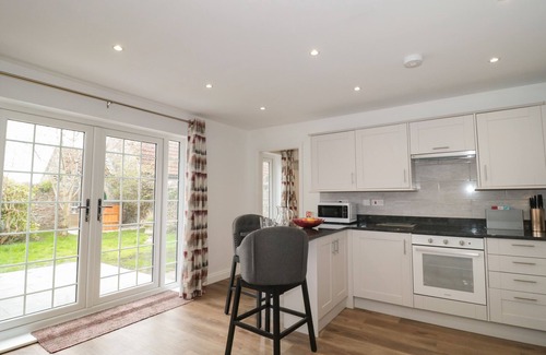 Lympsham Cottage | THE HIDEAWAY, pet friendly, with hot tub in Brean