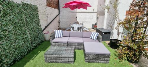 Southport Apartment | The Hideaway ll private garden Quiet Central