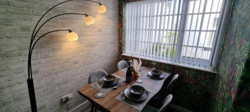 Southport Apartment | The Hideaway ll private garden Quiet Central