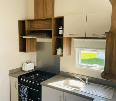Allerthorpe House | The Hideaway Lodge with Hot Tub