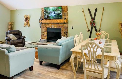 Lake Ariel House | The Hideout Cottage with Access to Lakes and Ski Slope