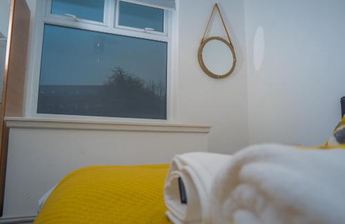 Northampton Apartment | The Highfield Villa, 5 bedrooms, Northampton Centre, Sleeps 10
