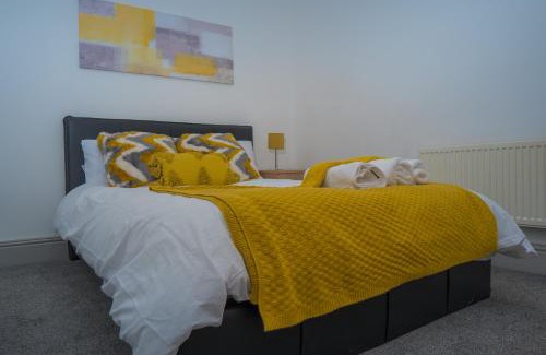 Northampton Apartment | The Highfield Villa, 5 bedrooms, Northampton Centre, Sleeps 10