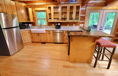 Cherokee Cabin | The Highland: Firepit, Loft Patio, Panoramic Views, Pet friendly, Gas Fireplace, Full Kitchen